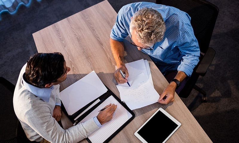 two-men-reviewing-paperwork-800x480-it Documenti uomini