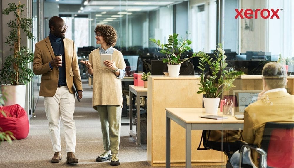 Due professionisti camminano e parlano in un ufficio moderno